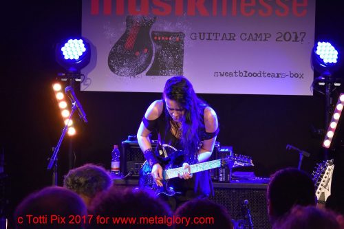 Jen Majura in the camp-box (6)