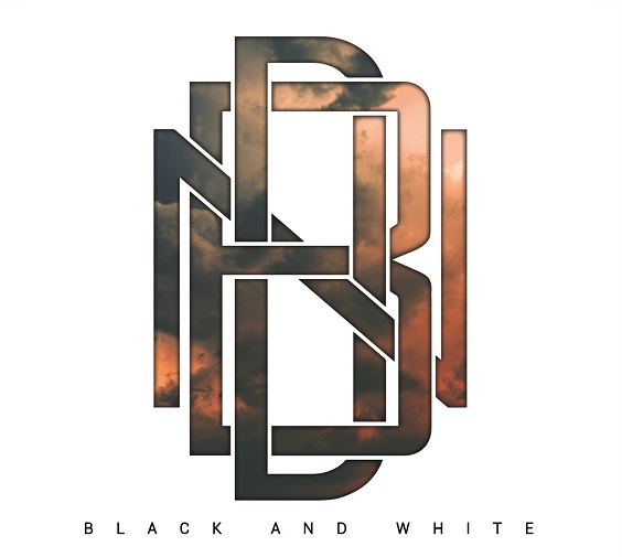 NEVER BACK DOWN – „Black & White“